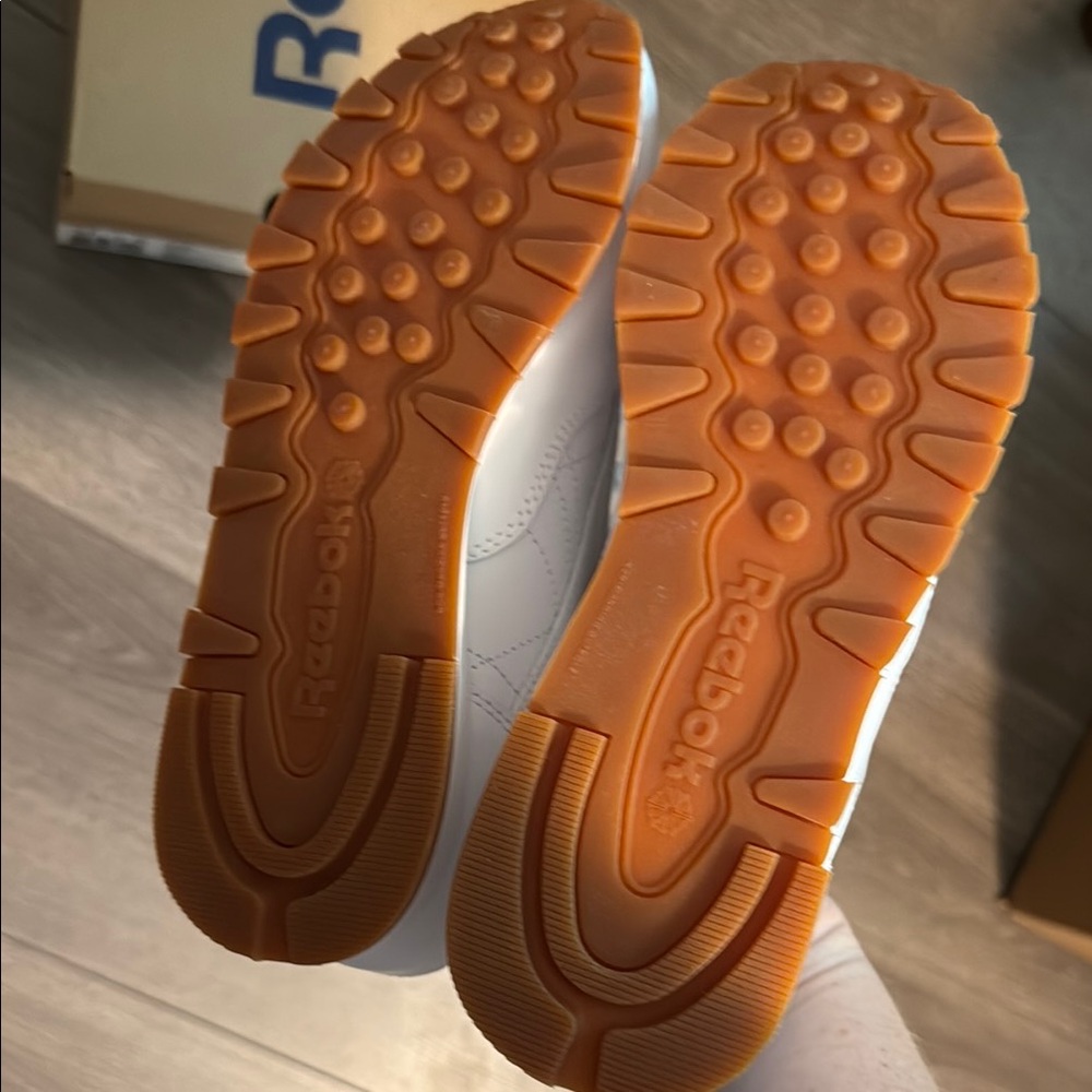 Reebok Classic Leathers with Gum Sole - Picture 7 of 8